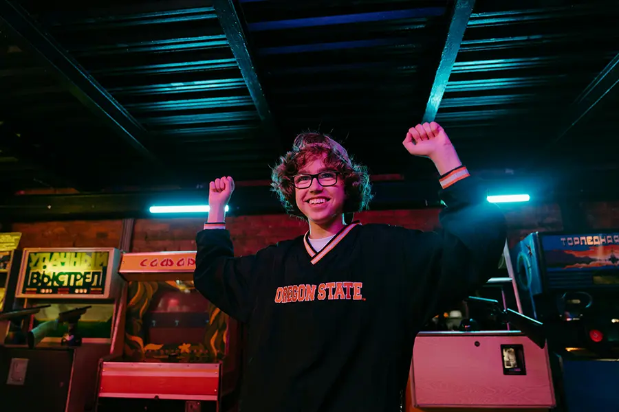 Jeunes personnes qui jouent à des jeux d'arcade